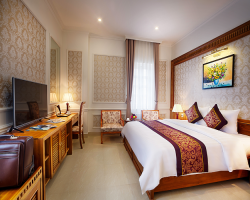 RIVERSIDE HOTEL 