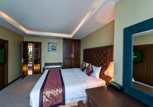 DELUXE ROOM